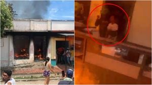 Toma violenta e incendio a la sede de la Registraduría Nacional en Gamarra, Cesar. Momento en que policías intentan sacar a los funcionarios.