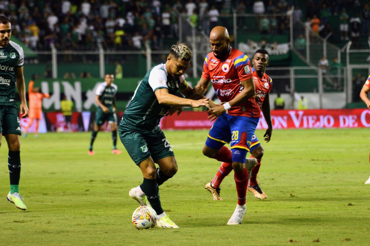 Teofilo Gutiérrez disputa un balón en el partido entre Cali vs Pasto