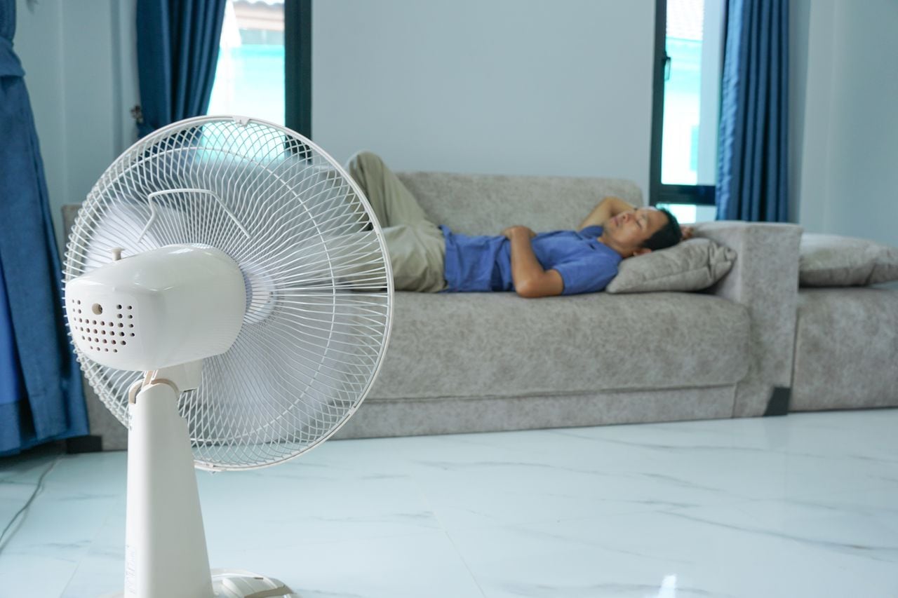 Dormir con el ventilador encendido toda la noche no necesariamente es perjudicial.