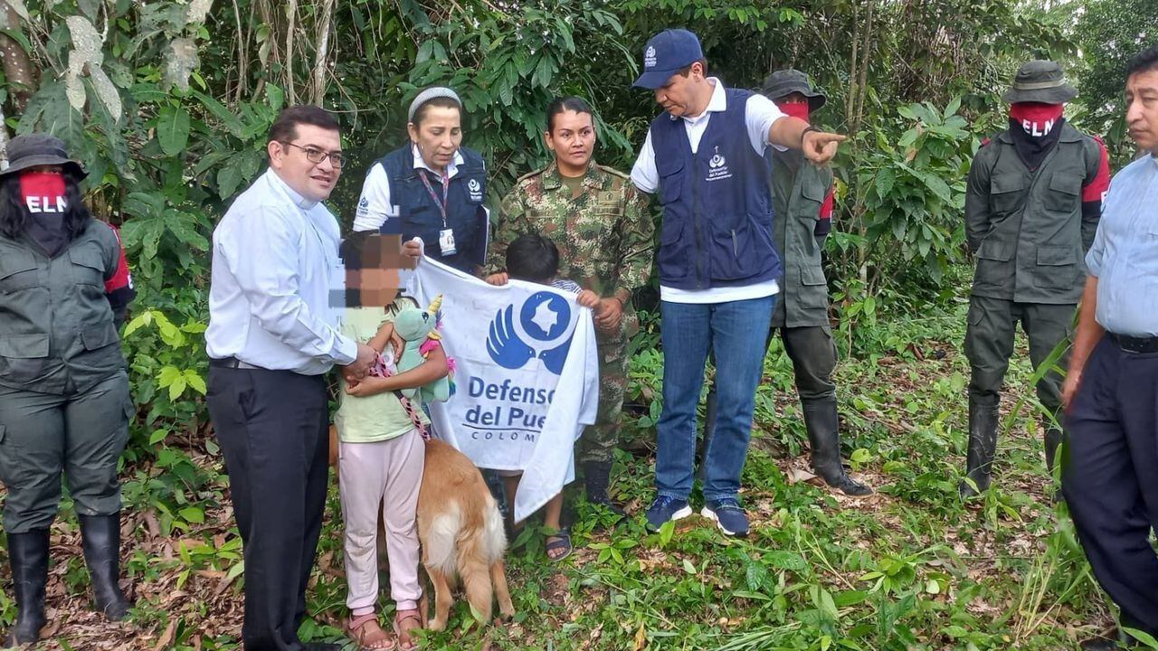 Momento en el que regresan a la libertad la sargento Karina Ramírez y sus dos hijos secuestrados por el ELN en Arauca.
