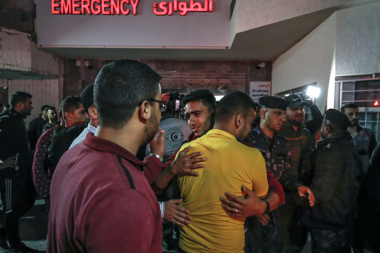 Los hombres lloran frente al hospital Al Shifa después de un ataque aéreo israelí en la ciudad de Gaza, Territorios Palestinos, el 9 de mayo de 2023.