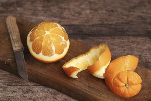 A las cáscaras de naranja se les pueden dar diversos usos en el hogar.