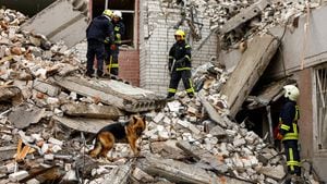 Un perro se encuentra sobre los escombros mientras los rescatistas trabajan en el sitio de un edificio destruido durante un ataque con misiles rusos, en medio de los ataques de Rusia contra Ucrania, en Chernihiv, Ucrania, el 17 de abril de 2024.