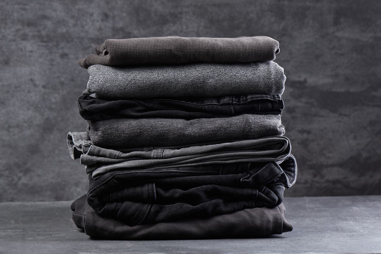 Mantener el estilo impecable: Cómo lavar pantalones negros sin que pierdan su color.