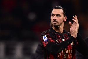 Ibrahimovic aplaude a la hinchada del Milan