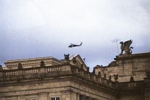 Agosto 7, 2002 - En 2002 las FARC activaron una bomba en Barranquilla (abril 14) y en la posesión presidencial dispararon cohetes contra la Casa de Nariño (agosto 7). En la foto, un helicóptero sobrevuela la casa de Nariño.