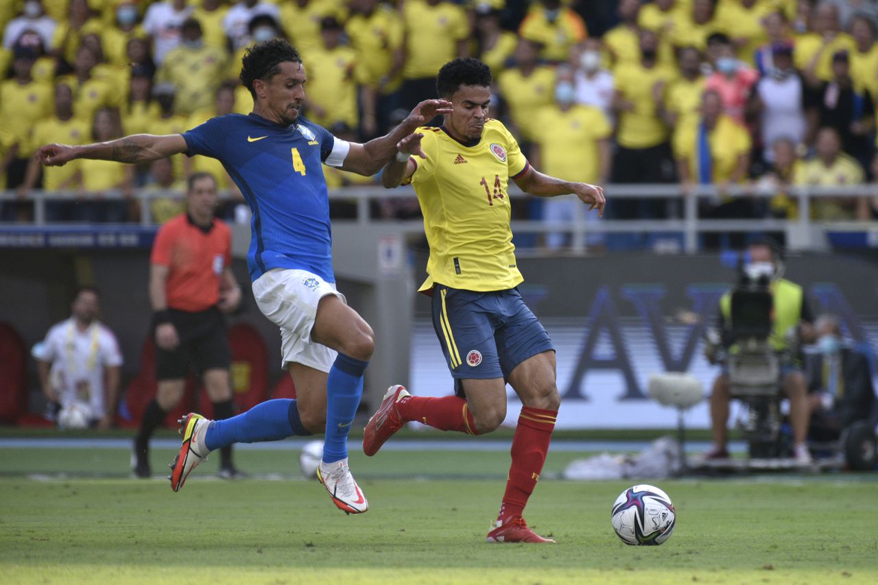 BARRANQUILLA, COLOMBIA - OCTOBER 10: Luis Diaz of Colombia fights for the ball with Marquinhos of Brazil during a match between Colombia and Brazil as part of South American Qualifiers for Qatar 2022 at Estadio Metropolitano on October 10, 2021 in Barranquilla, Colombia. (Photo by Guillermo Legaria/Getty Images)