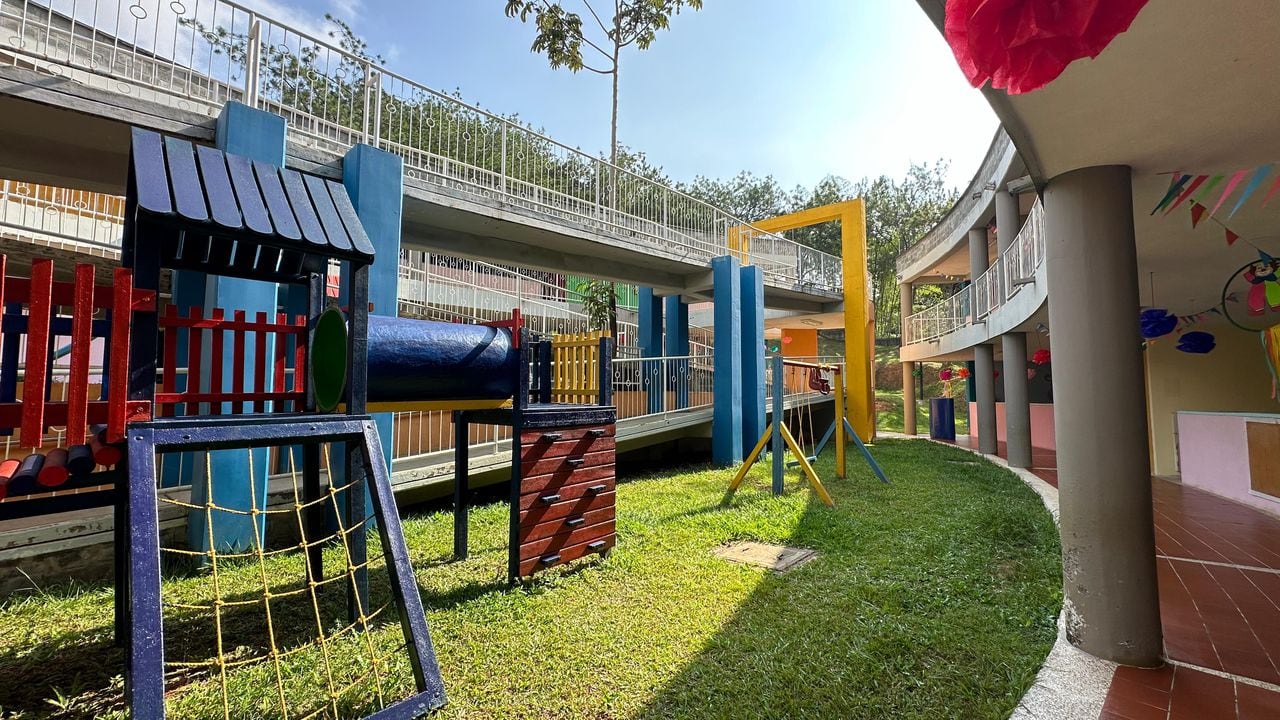Estos centros cuentan con salones de clases, comedores y espacios para que los niños y niñas jueguen.