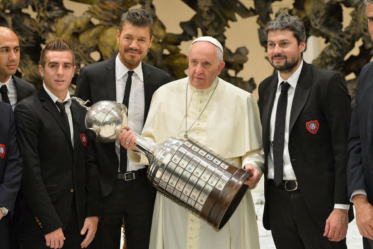 El Papa con la Copa Libertadores que ganó San Lorenzo en 2014.