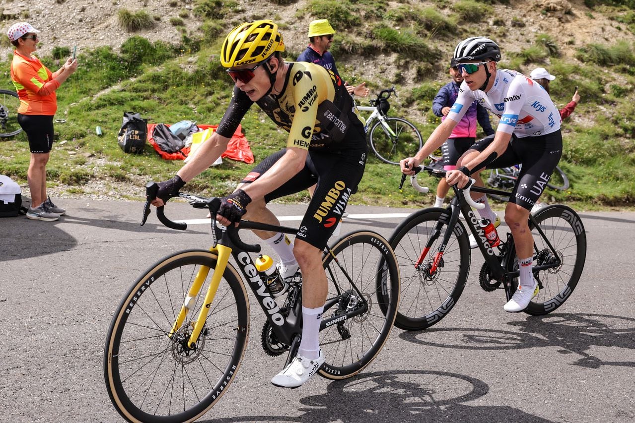 El ciclista danés de Jumbo-Visma, Jonas Vingegaard (izq.), y el ciclista esloveno del UAE Team Emirates, Tadej Pogacar, vistiendo el maillot blanco del mejor ciclista joven en el ascenso del Col du Tourmalet durante la 6.ª etapa de la 110.ª edición del Tour de Francia. , 145 km entre Tarbes y Cauterets-Cambasque, en las montañas de los Pirineos en el suroeste de Francia, el 6 de julio de 2023. (Foto de Thomas SAMSON / AFP)