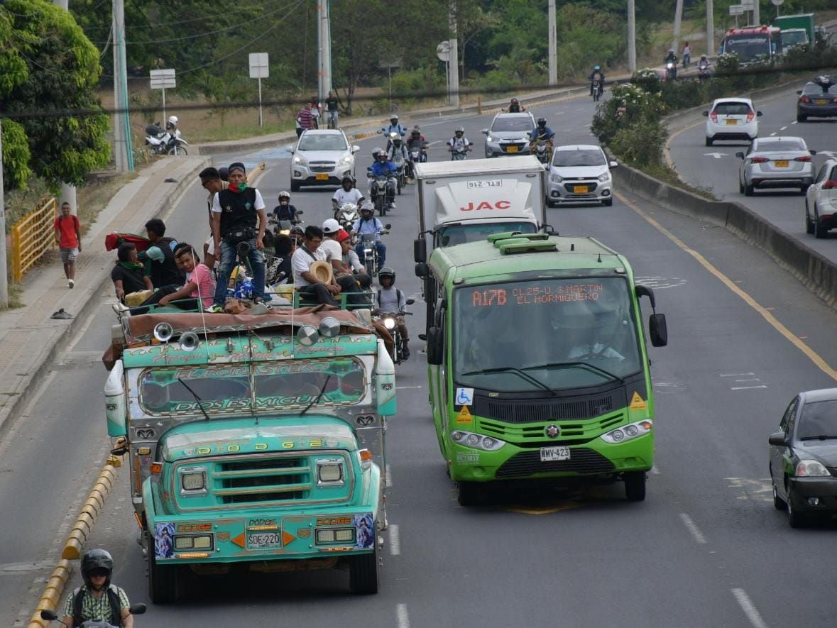 Llegada de buses con indígenas a Cali para la minga indígena con el presidente Petro