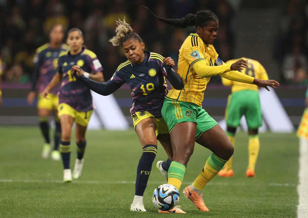 Jorelyn Carabali de Colombia, izquierda, y Khadija Shaw de Jamaica compiten por el balón durante el partido de fútbol de octavos de final de la Copa Mundial Femenina entre Jamaica y Colombia en Melbourne, Australia, el martes 8 de agosto de 2023. (Foto AP/Hamish Blair)