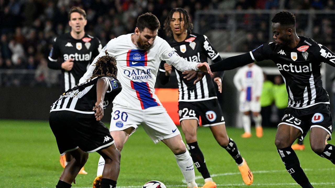 Lionel Messi, jugador del Psg de Francia eludiendo a varios jugadores del Angers.