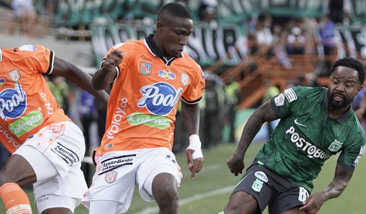 'Memín' marcó a mitad de semana triplete en Copa Libertadores.