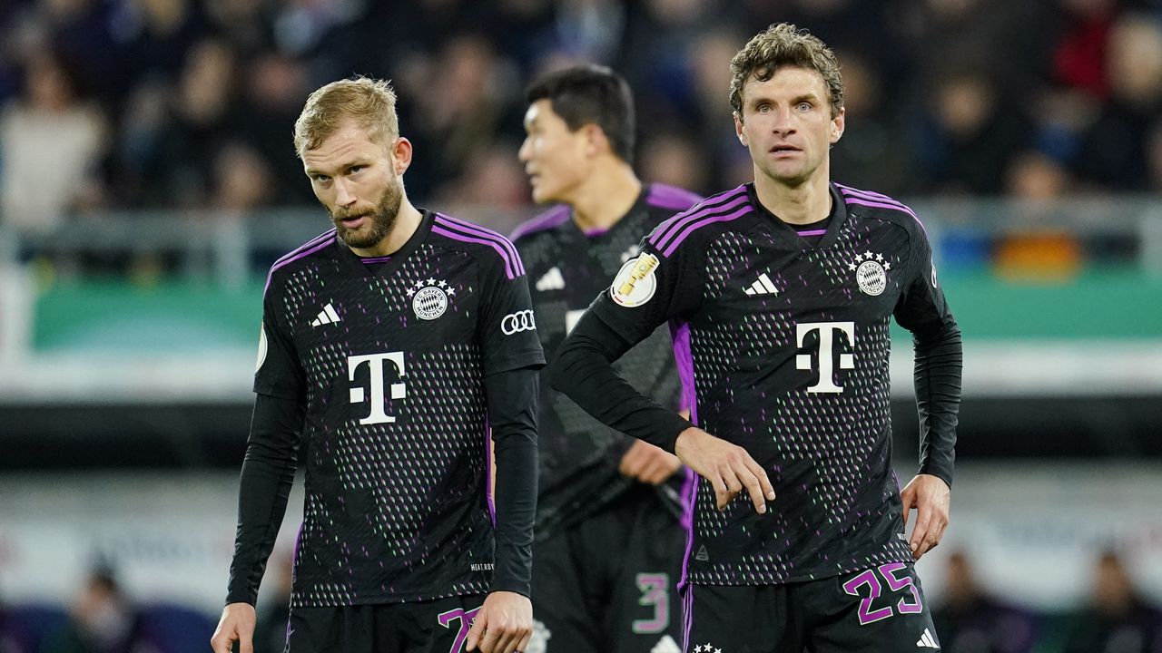 Konrad Laimer, Min-jae Kim y Thomas Mueller del Bayern de Múnich están en el campo del partido de fútbol de la Copa de Alemania contra Saarbruecken el miércoles 1 de noviembre de 2023 en Saarbruecken, Alemania.