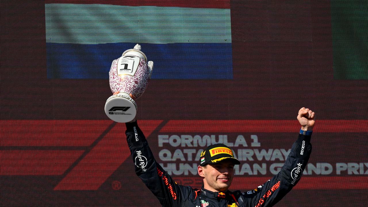 El piloto neerlandés de Fórmula Uno Max Verstappen de Red Bull Racing celebra en el podio después de ganar el Gran Premio de Hungría de Fórmula Uno, en el circuito de Hungaroring en Mogyorod, cerca de Budapest, Hungría, el domingo 23 de julio de 2023. (Foto AP/Denes Erdos)