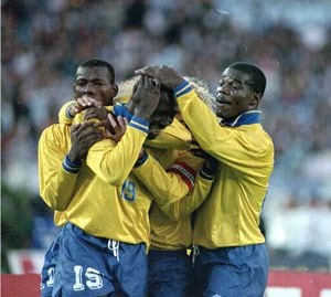 Carlos Valderrama, Faustino Asprilla y Luis Carlos Perea felicitan a Freddy Rincón después de que el volante bonaverense abriera el marcador ante los argentinos en Buenos Aires. Así se abrió el camino de una goleada histórica camino al Mundial de 1994.