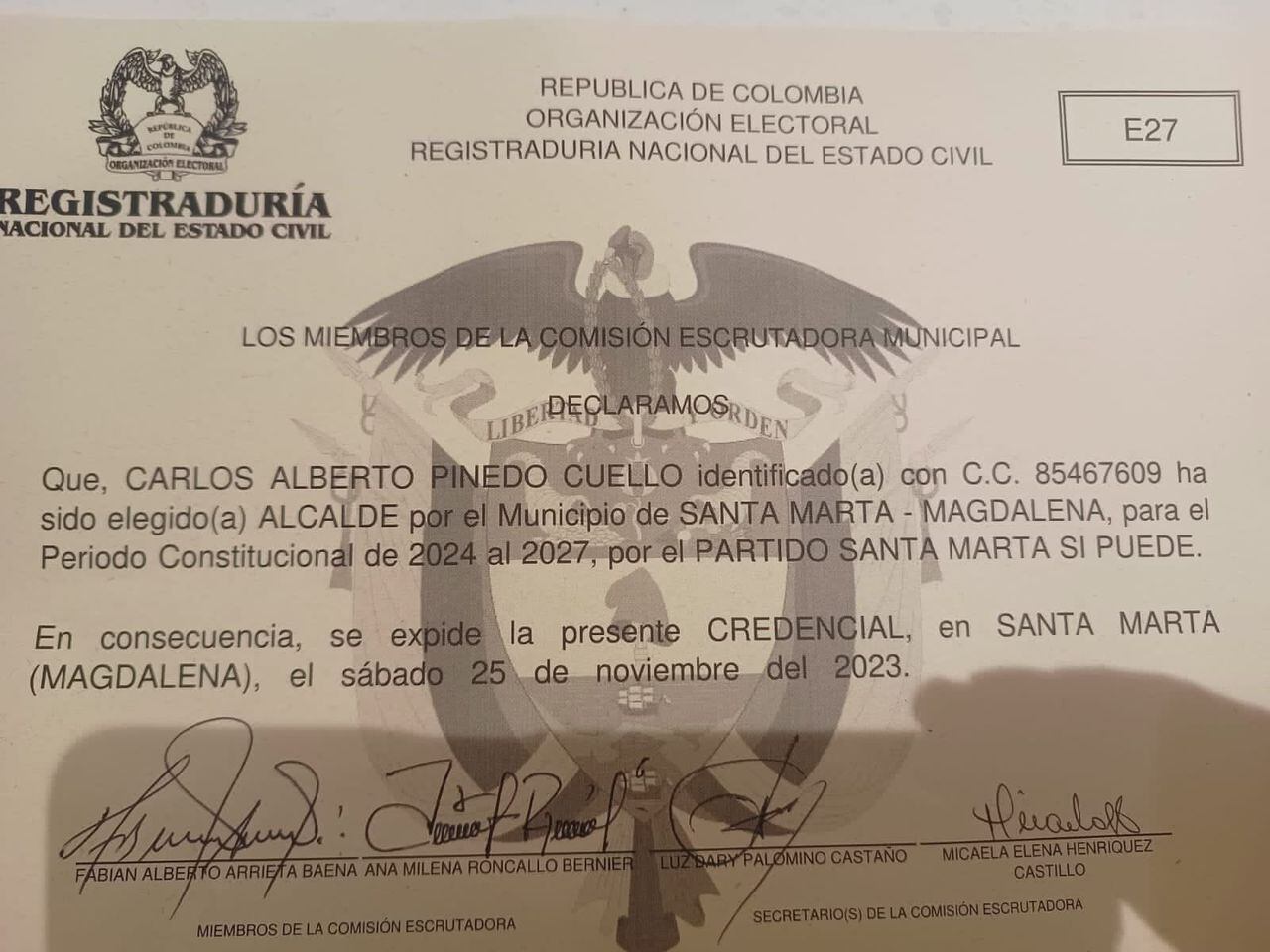 Credencial que oficializa a Carlos Pinedo como nuevo alcalde de Santa Marta.