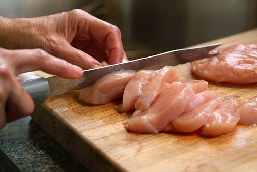 Se han presentado otros casos, por la mala manipulación de otros alimentos como carne de pollo, carne molida de pavo, carne molida de res, atún crudo, hongos, cebollas y duraznos.