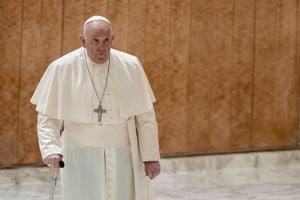 El Papa Francisco llega a su audiencia general semanal en el salón Papa Pablo VI en el Vaticano, el miércoles 6 de diciembre de 2023. (Foto AP/Andrew Medichini)