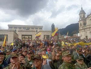 Miembros de la reserva activa de la fuerza pública se tomaron la plaza de Bolívar para protestar contra el presidente Gustavo Petro.