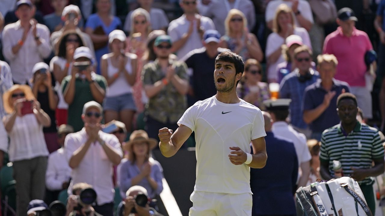 Carlos Alcaraz de España celebra después de vencer a Alexandre Muller de Francia en un partido individual masculino en el quinto día del campeonato de tenis de Wimbledon en Londres, el viernes 7 de julio de 2023.