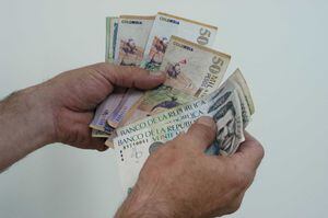 Pesos colombianos, efectivo, salario mínimo