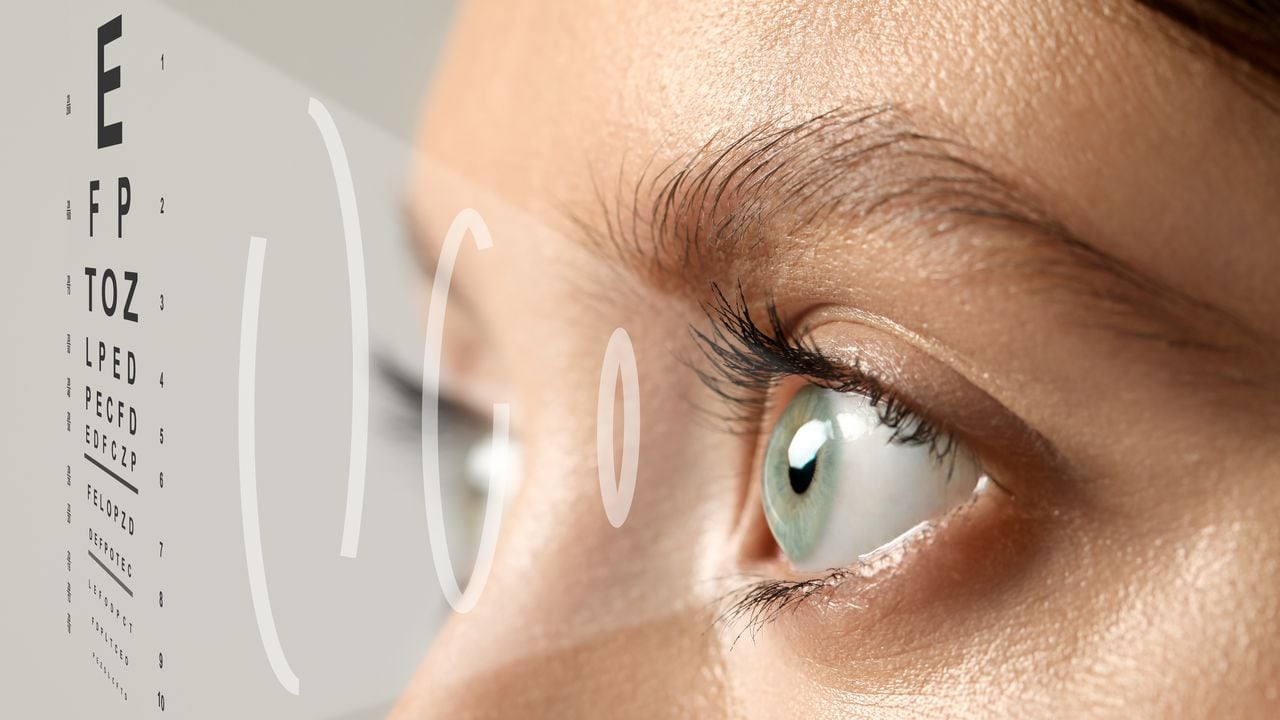 La miopía aparece a causa de una modificación del volumen del globo ocular, que provoca que los rayos de sol se desvíen de forma incorrecta.