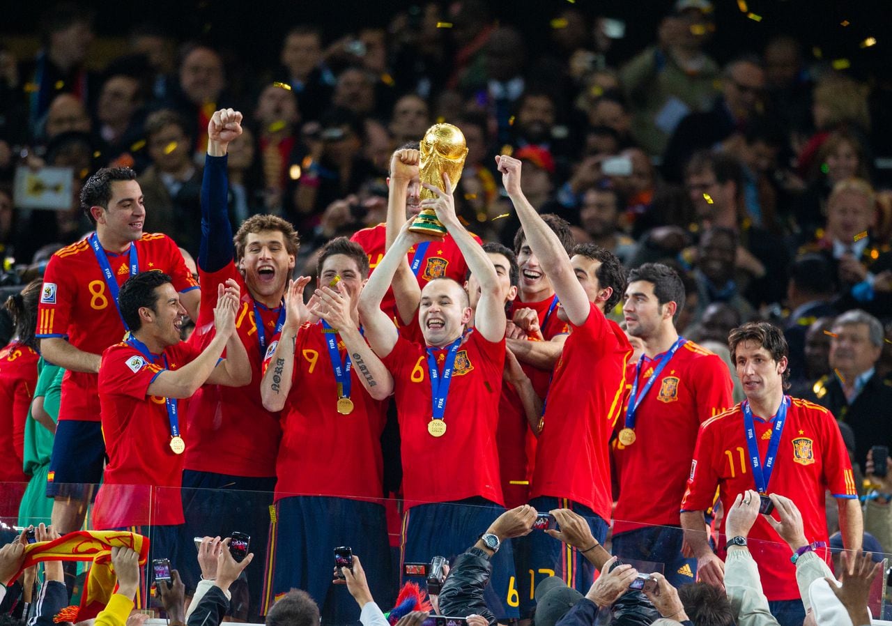 España campeona del mundo 2010. Iniesta es quien levanta la Copa en la imagen