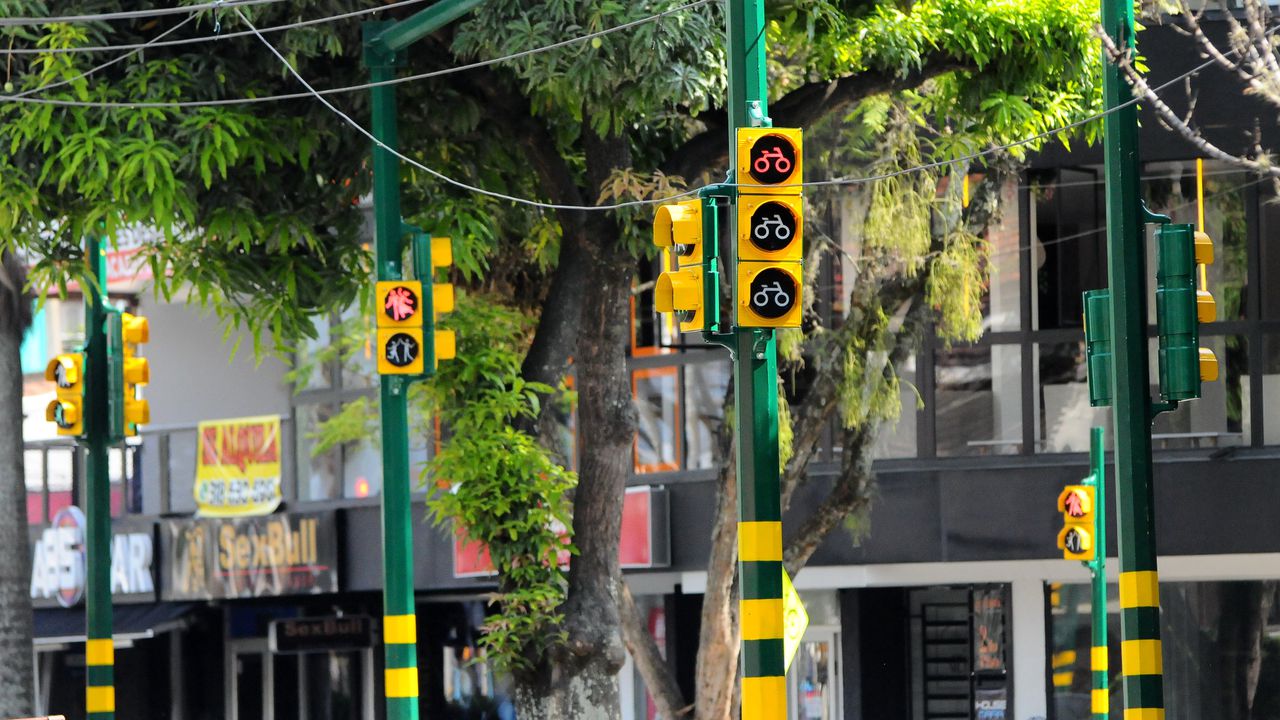Cali: Se puso en funcionamiento la semaforización inteligente en el sur de la ciudad  calle 83 y 86 con cr 16. Foto José L Guzmán. EL País, oct 13-23