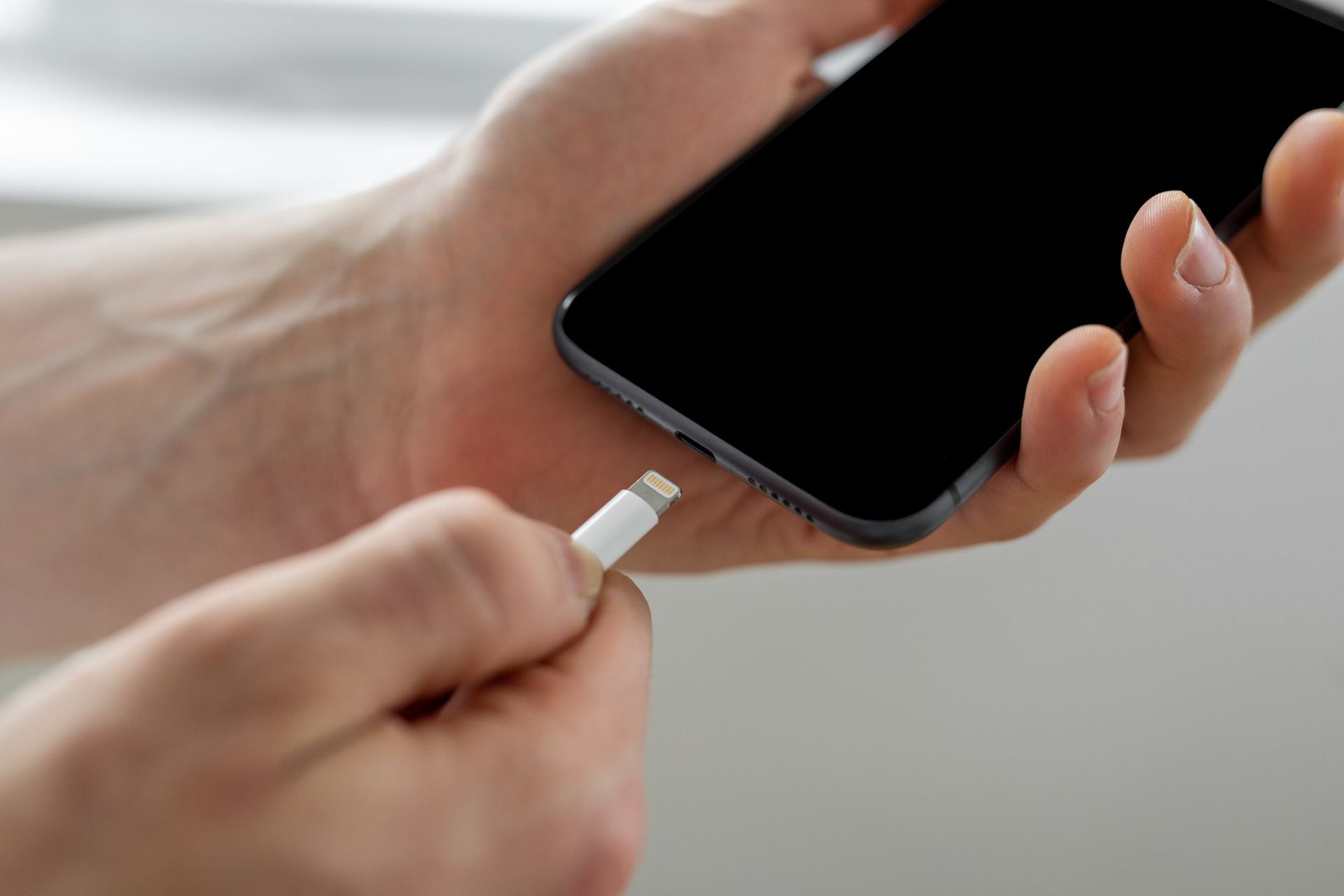 Usar la carga inalámbrica del celular puede dañar permanentemente la  batería de su teléfono?
