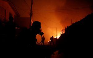 Varios incendios simultáneos afectaban el viernes a la región chilena de Valparaíso y obligaron a evacuar partes de Viña del Mar y sectores de las poblaciones de Quilpué y Villa Alemana, donde habría unas 1.100 casas afectadas y al menos una decena de muertos.  (Foto de Javier TORRES/AFP)