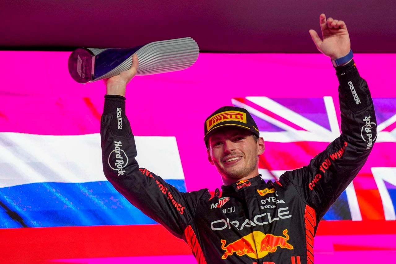 El piloto de Red Bull Max Verstappen de Países Bajos celebra en el podio después de ganar la carrera de autos del Gran Premio de Fórmula Uno de Qatar en el Circuito Internacional de Lusail, en Lusail, Qatar, el domingo 8 de octubre de 2023. (Foto AP/Darko Bandic)