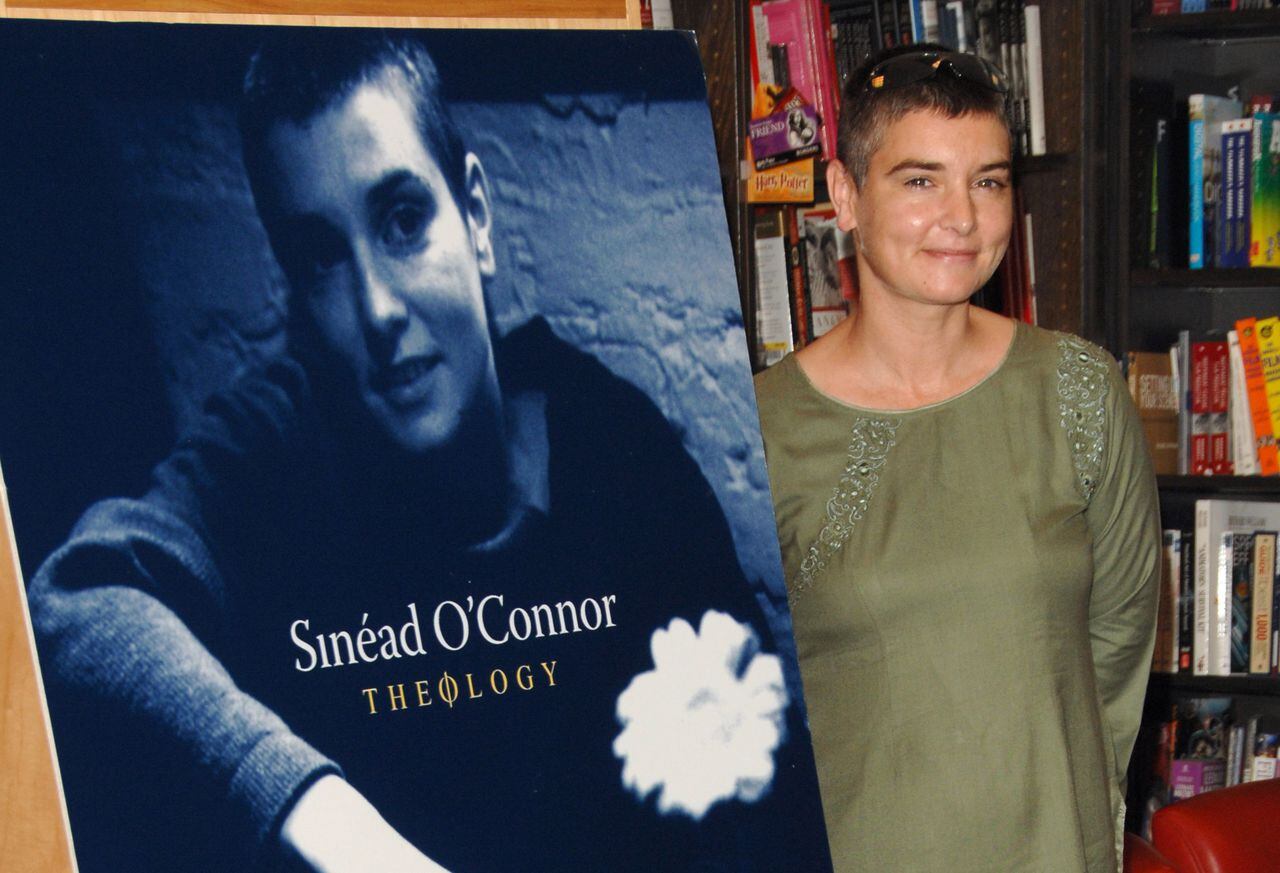 Sinead O'Connor durante la aparición en la tienda de Sinead O'Connor para su nuevo CD "Theology" - 26 de junio de 2007 en Border's - Columbus Circle en la ciudad de Nueva York, Nueva York, Estados Unidos.