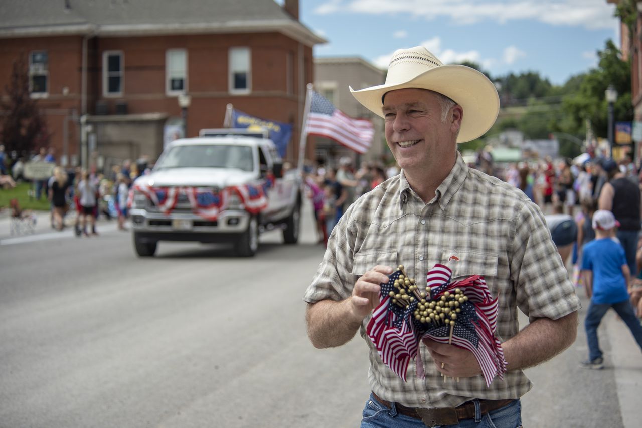 El congresista republicano de Montana, Greg Gianforte, hace campaña en el desfile Rodeo de Livingston Roundup el 2 de julio de 2018 en Livingston, Montana.