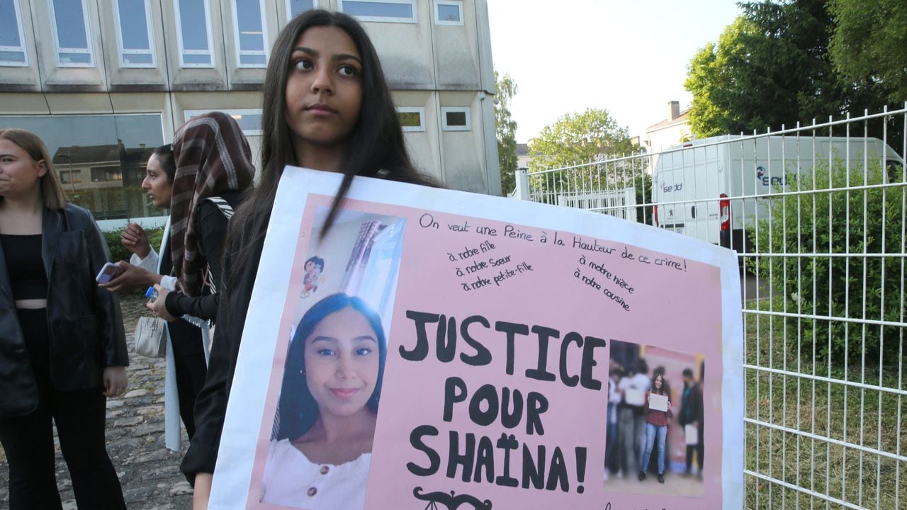 A relative holds a placard reading "Justice for Shaina" prior to the trial of the alleged murderer of Shaina Hansye, accused of murdering and burning alive the 15-year-old girl in 2019, at the Juvenile Assize Court of Beauvais, northern France, on June 5, 2023. (Photo by Fran�ois NASCIMBENI / AFP)