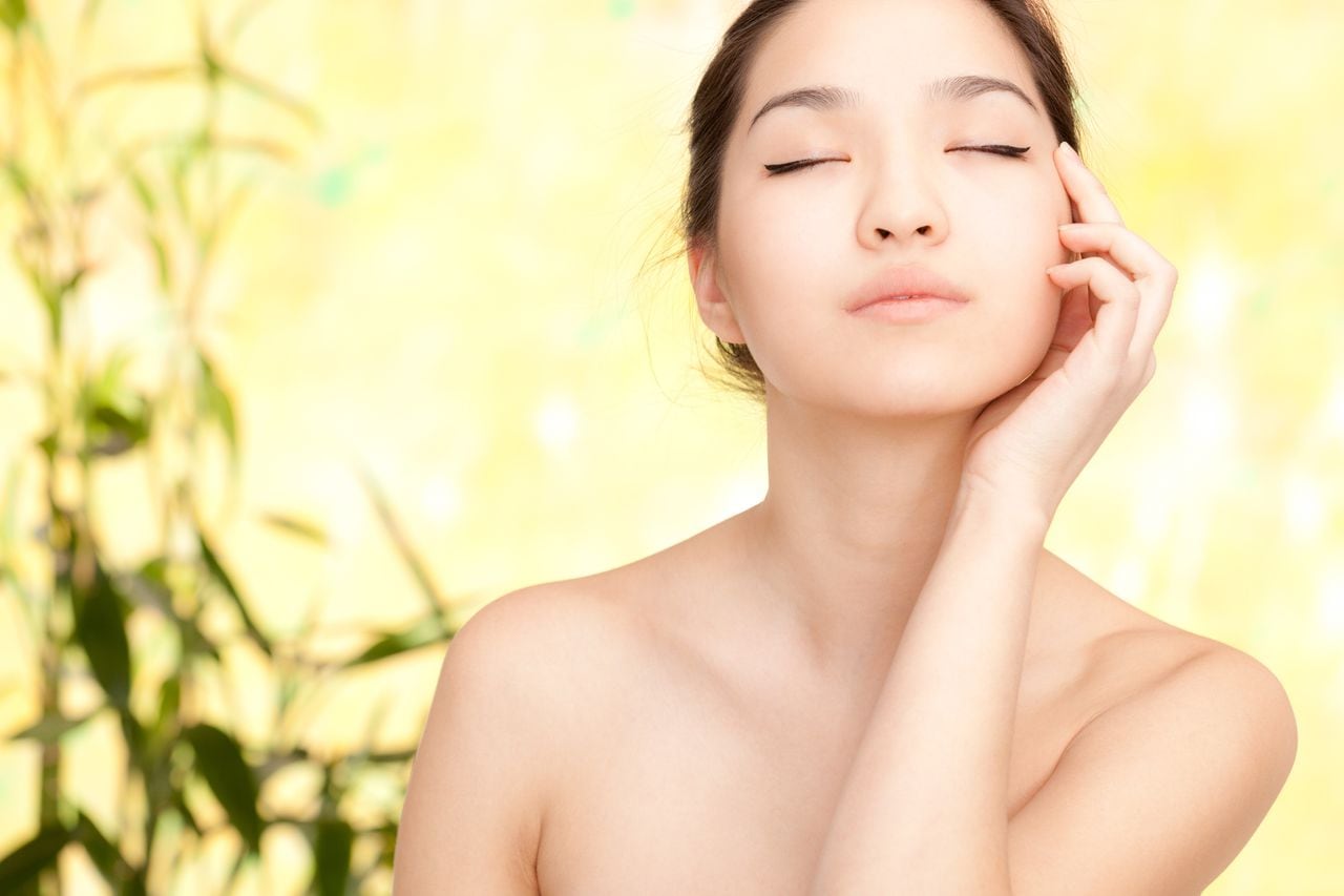 Conozca la importancia de la protección solar y la hidratación en la búsqueda de una piel radiante y sin imperfecciones, según la técnica coreana de cuidado de la piel.