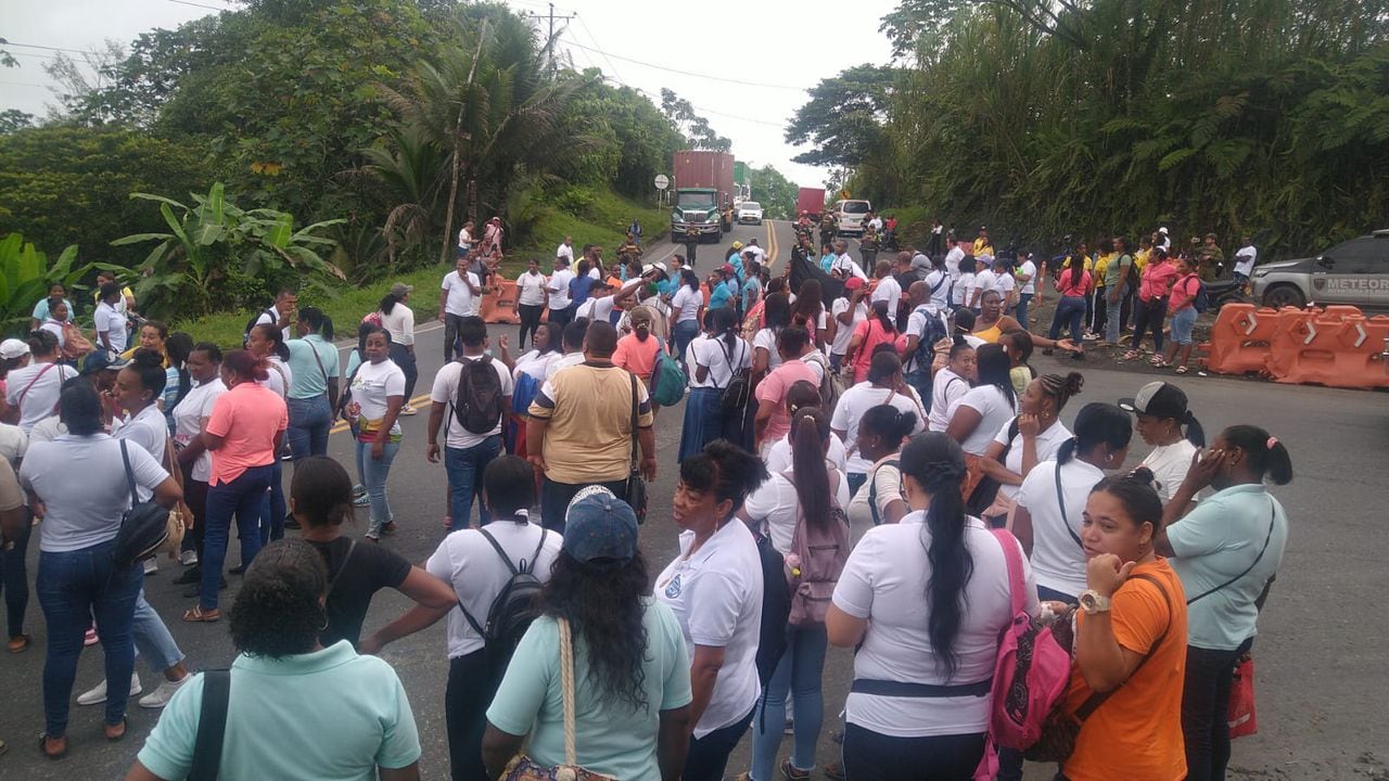 Profesores protestan en la vía Buenaventura y Buga. Foto: Tomada de Tele pacífico Noticia