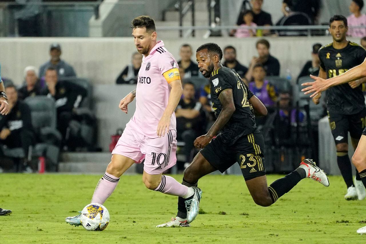 Lionel Messi, izquierda, conduce el balón bajo la presión de Kellyn Acosta, del LAFC, durante el primer tiempo del partido de la MLS, el domingo 3 de septiembre de 2023, en Los Ángeles. (AP Foto/Mark J. Terrill)