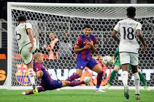 Oriol Romeu bloquea un disparo de Jude Bellingham en un clásico entre Real Madrid y Barcelona.