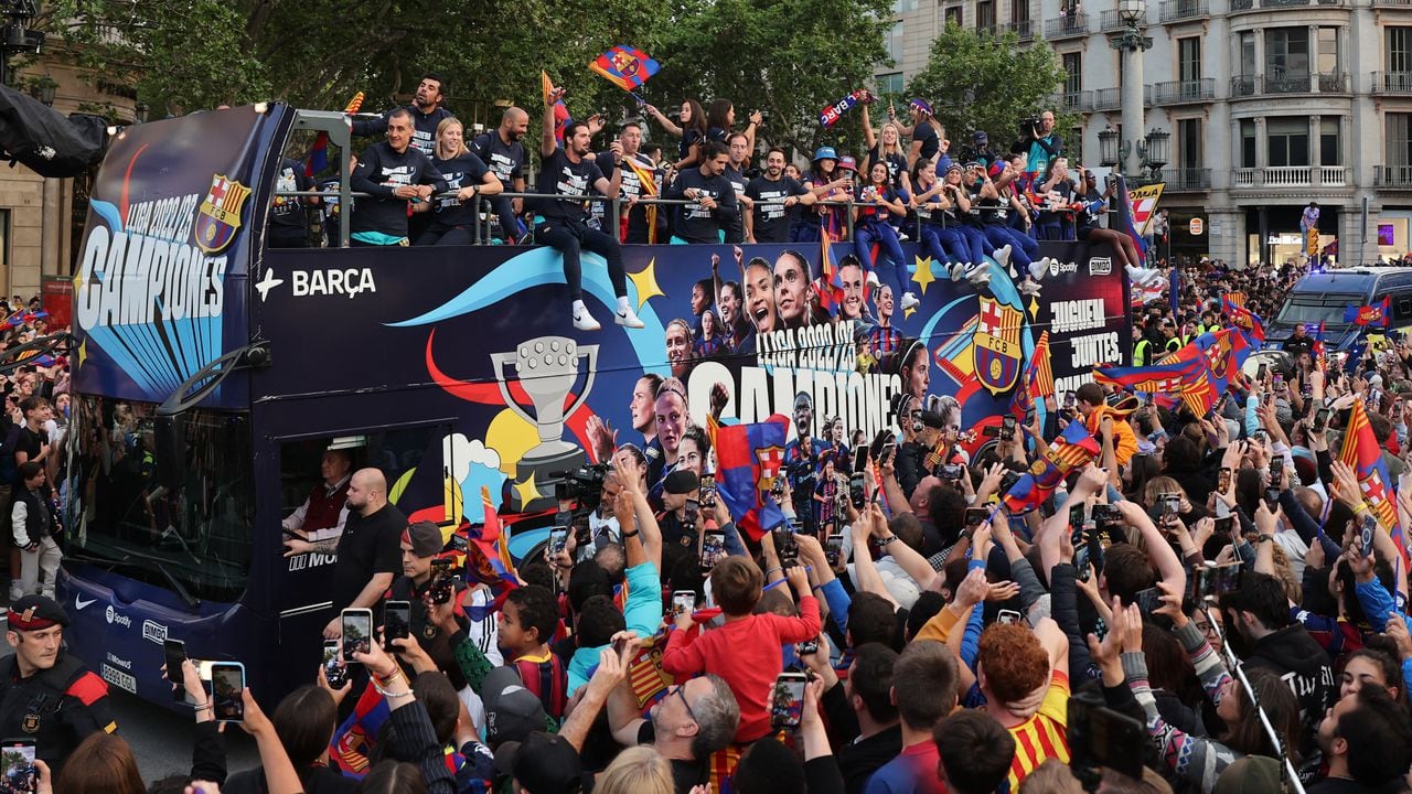 Los jugadores del Barcelona celebran el título de la Liga de España con sus aficionados.