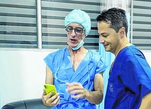 “Una cirugía de rejuvenecimiento  facial  puede durar de 10 a 15 años. Colágeno y células se van deteriorando”, dice Alan González. En la foto, con Miguel Varoni.