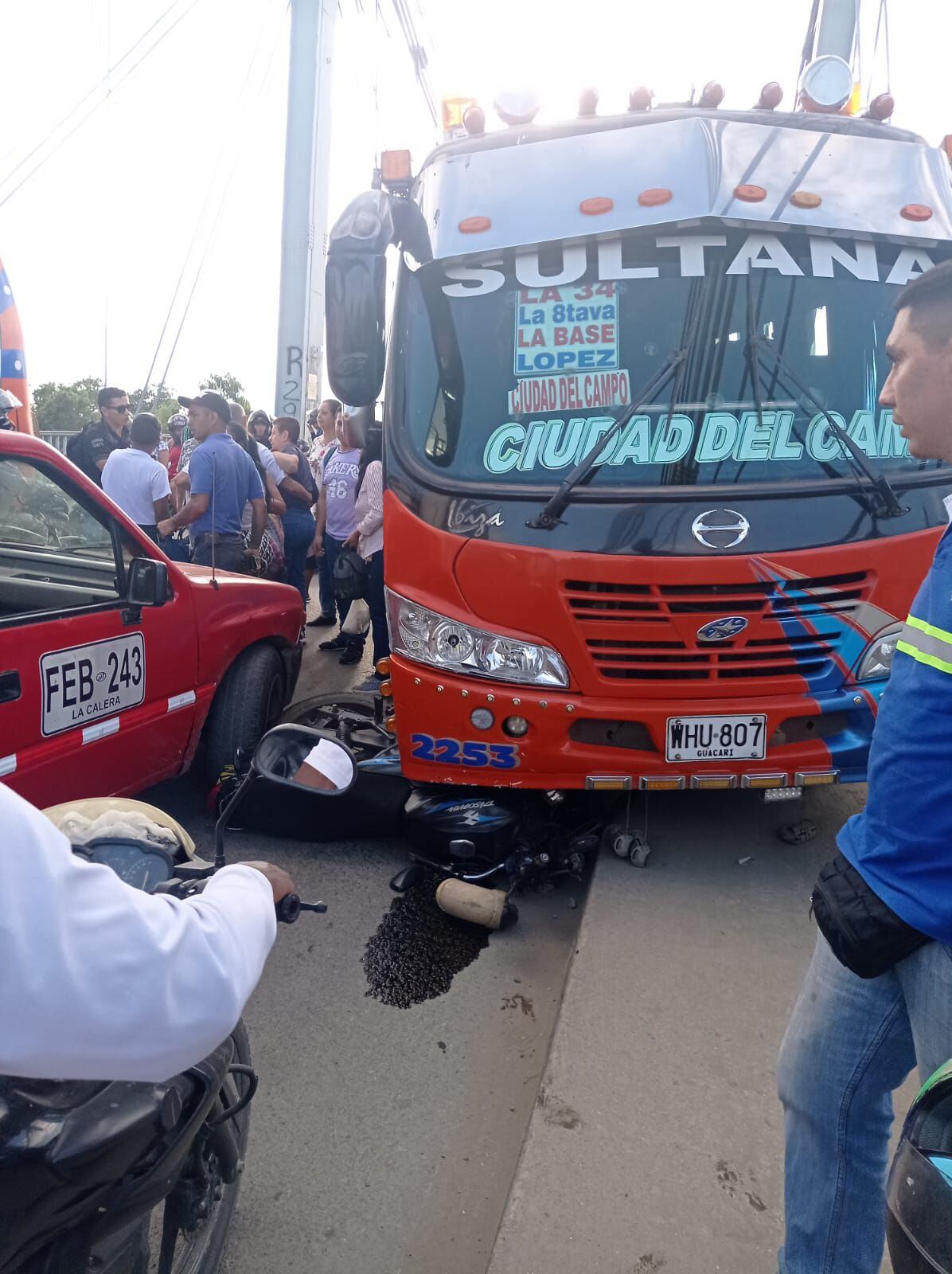 Esta es la escena que dejó el accidente entre una motocicleta y un bus de transporte intermunicipal en el sector del puente de Juanchito.
