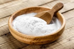 El bicarbonato de sodio puede ayudar a eliminar los olores presentes en los colchones del hogar.