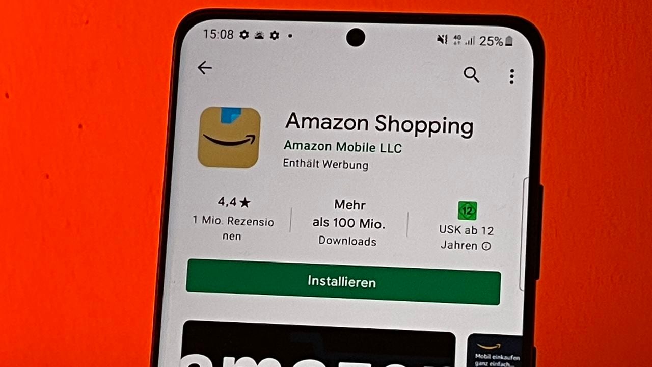 a aplicación de compras de Amazon en Google Play Store en un teléfono inteligente Android con el nuevo logotipo de la aplicación. Amazon había adaptado el nuevo símbolo de su aplicación para teléfonos inteligentes después de que algunos usuarios en la red sintieran que les recordaba un bigote de Hitler.