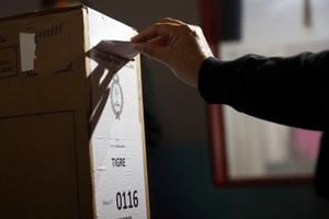 Un votante emite su voto durante las elecciones generales en Buenos Aires, Argentina, el domingo 22 de octubre de 2023.