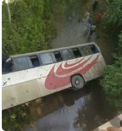 Así quedó el bus que cayó al vació y causó la muerte de 13 personas.
