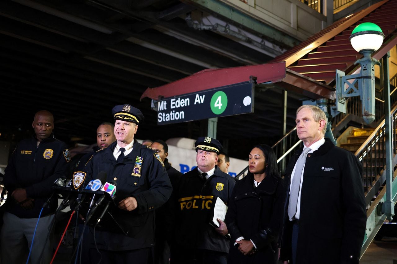 El jefe de tránsito del Departamento de Polo de Nueva York (NYPD), Michael Kemper, habla con la prensa en la entrada de la estación de metro Mt. Eden Avenue en el distrito del Bronx de Nueva York después de que seis personas resultaron heridas y una persona en estado crítico tras un tiroteo en el estación de metro el 12 de febrero de 2024 en Nueva York. Las autoridades fueron alertadas poco después de las 16.30 horas (21.30 GMT) y un paciente en estado crítico fue trasladado al hospital, al igual que cuatro personas en estado grave y una con heridas leves, dijo el departamento de bomberos. No se dio ningún motivo para el tiroteo. (Photo by Charly TRIBALLEAU / AFP)