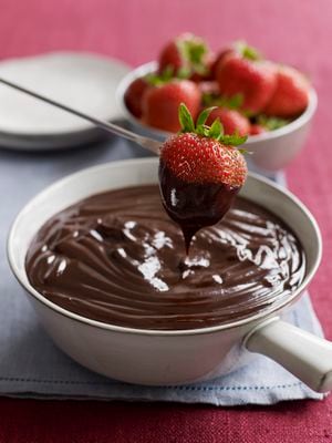Sumérjase en una experiencia deliciosa con una fondue de chocolate, compartiendo momentos dulces con sus seres queridos.