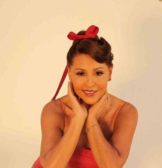 La actriz Amparo Grisales posó con sensual lencería roja a sus 66 años de edad.